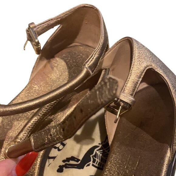 Burberry Metallic Gold Sandal size 38 - Picture 4 of 7